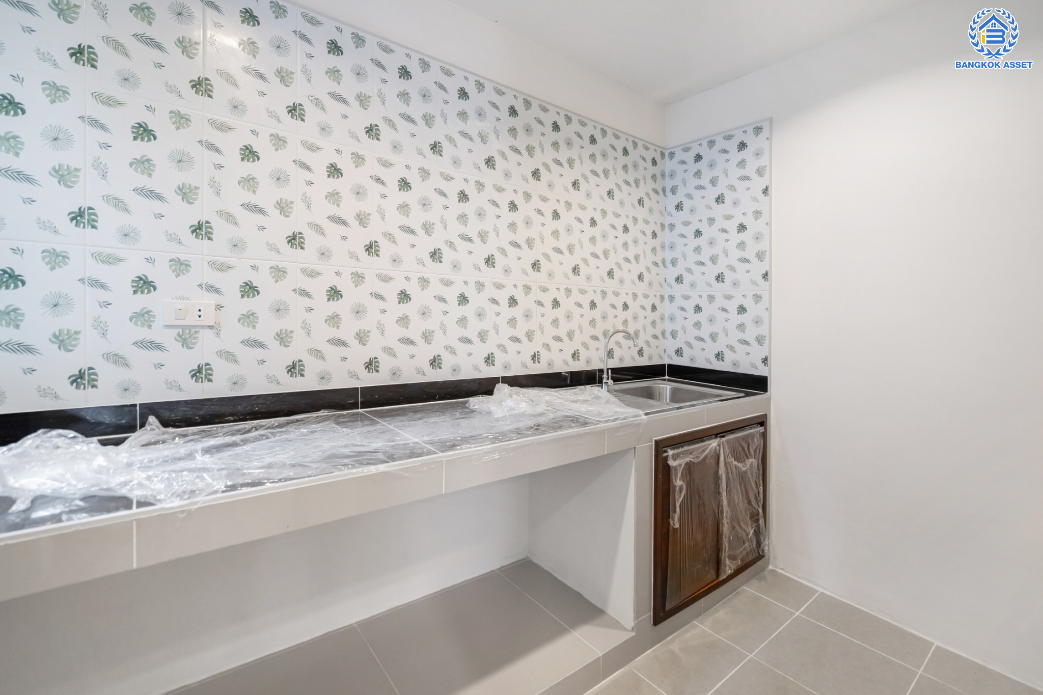 บ้านมือสองตกแต่งใหม่ แบรนด์ Property Perfect ม.เดอะวิลล่า ท่าอิฐ-รัตนาธิเบศร์ ทาวน์เฮ้าส์พร้อมอยู่ เนื้อที่ 18 ตร.ว. ฟังก์ชัน 3 ห้องนอน 2 ห้องน้ำ 1 ที่จอดรถ บนทำเลเชื่อมต่อทั้ง ถ.รัตนาธิเบศร์ และ ถ.ราชพฤกษ์ ใกล้รถไฟฟ้าสายสีม่วง "สถานีบางรักน้อยท่าอิฐ"